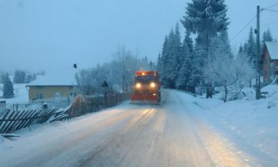 Atenție șoferi! Se circulă în condiții de iarnă pe șoselele din Cluj. S-a intervenit cu peste 340 de tone de material antiderapant