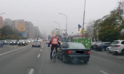 Biciclistul, la un pas să fie lovit/ Foto: captură ecran video Info Trafic Cluj-Napoca - Facebook