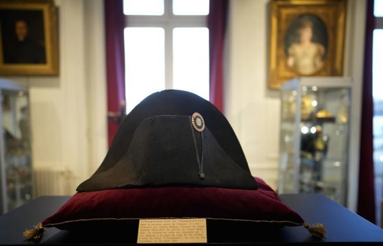 Celebra pălărie a lui Napoleon Bonaparte a fost vândută pe o sumă uriașă la o licitație din Paris