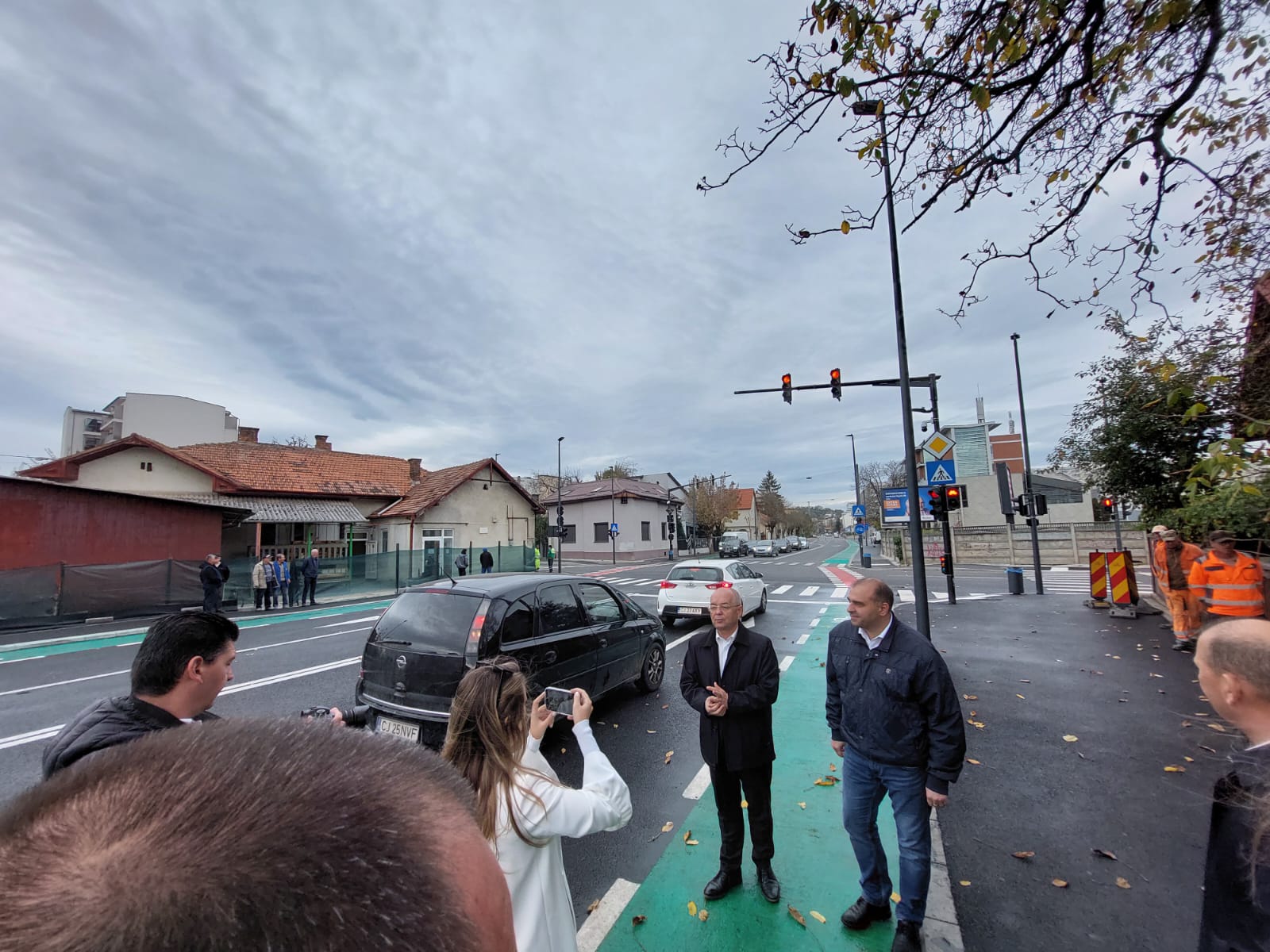 Cum a inaugurat Emil Boc o stradă din Cluj-Napoca! Vorbea de unul singur spre un telefon și a spus ”Vă mulțumesc tuturor!” - VIDEO