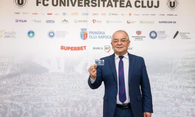 Primarul Emil Boc când și-a achiziționat abonamentul de sezon pentru „U” Cluj/ Foto: Emil Boc - Facebook