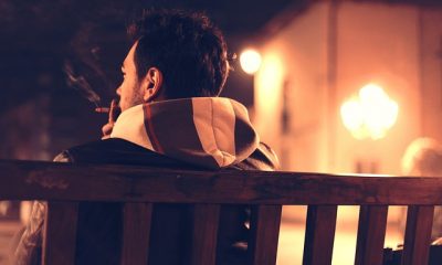 Persoană care fumează pe o bancă/ Foto: pixabay.com