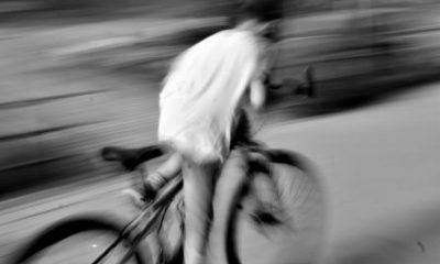 Tânăr pe bicicletă/Foto: pexels.com