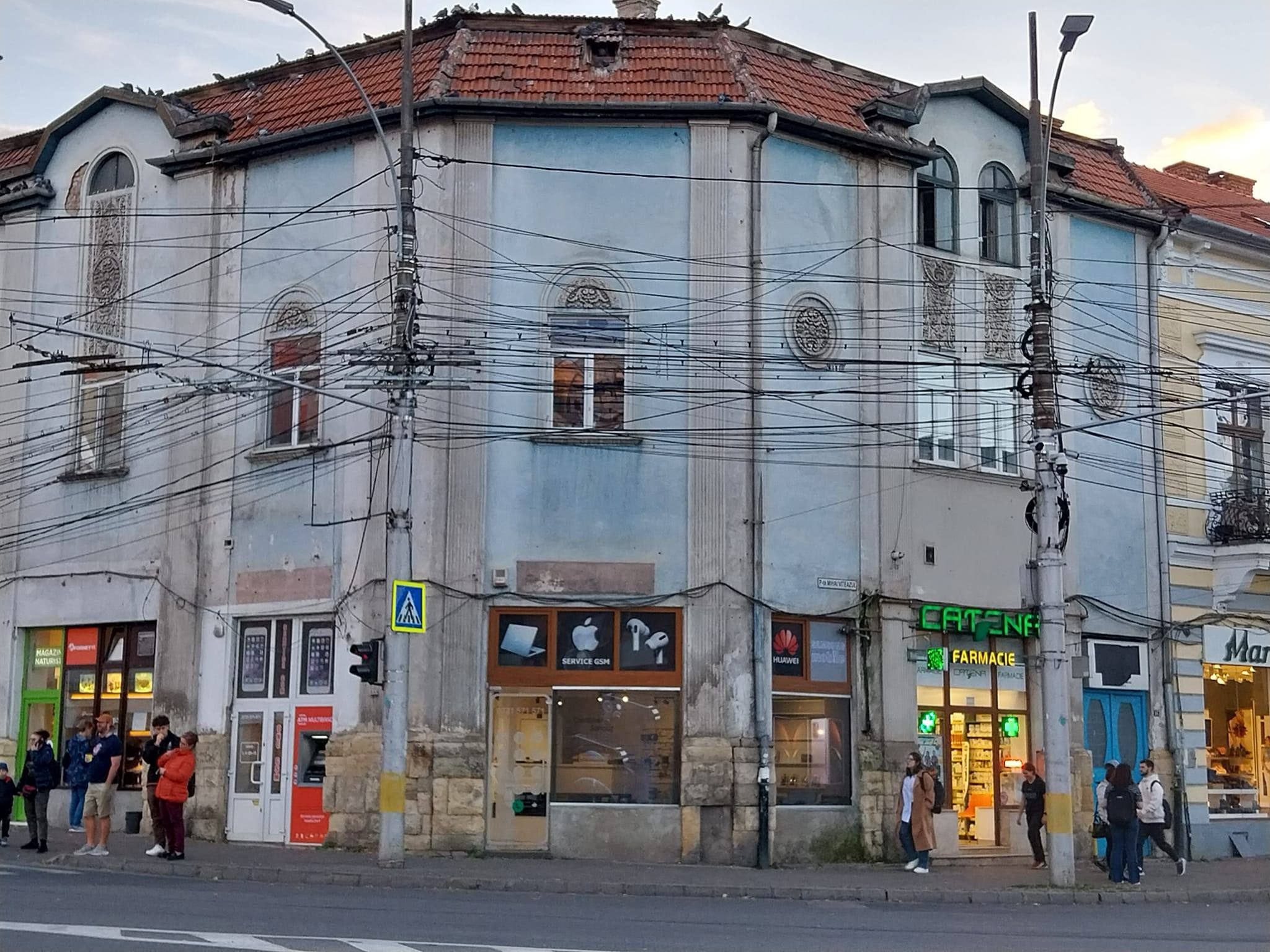 Imagine virală cu un colț kitschos din centrul Clujului. Străinii s-au minunat de ceea ce au văzut în Piața numărul 3 a orașului - FOTO