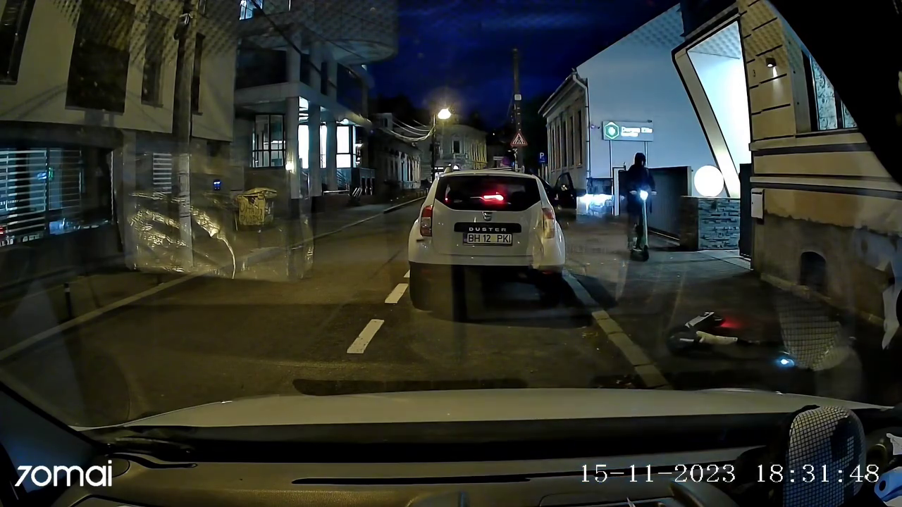 Inconștiență maximă! Un trotinetist a căzut spectaculos pe un trotuar din Cluj-Napoca, după un slalom ca în filme - VIDEO