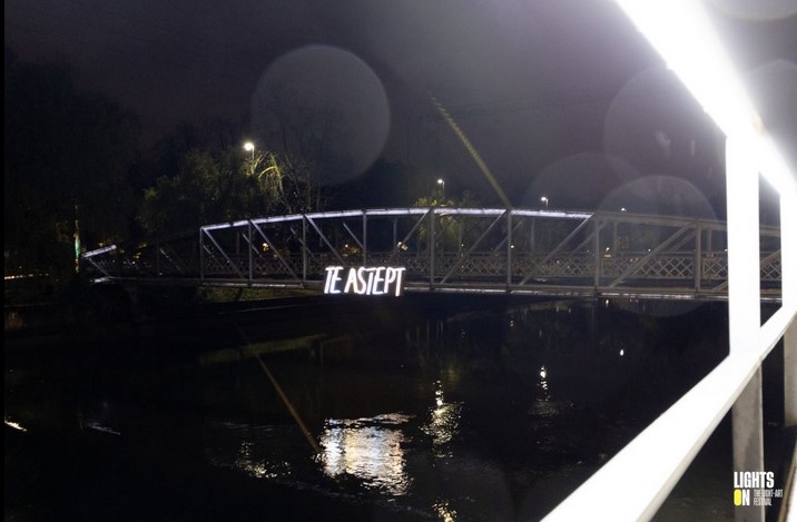 Instalația de lumini „Te aștept” a fost reamplasată pe Podul Elisabeta din Cluj-Napoca / Foto: Lights On Romania - Facebook