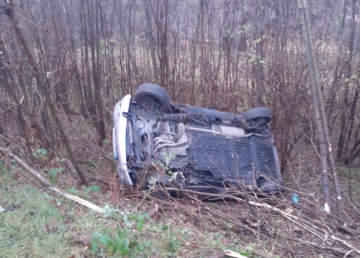 Mașină răsturnată între localitățile Cămărașu și Mociu. Șoferul nu a vrut să fie consultat de paramedici- FOTO