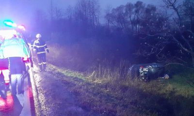Mașină răsturnată la Bologa. Au intervenit pompierii și echipajele SMURD