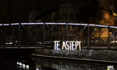 Instalația „Te aștept” luminează pe Podul Elisabeta din Cluj-Napoca. Foto: Lights On Romania/ Böjte Zalan