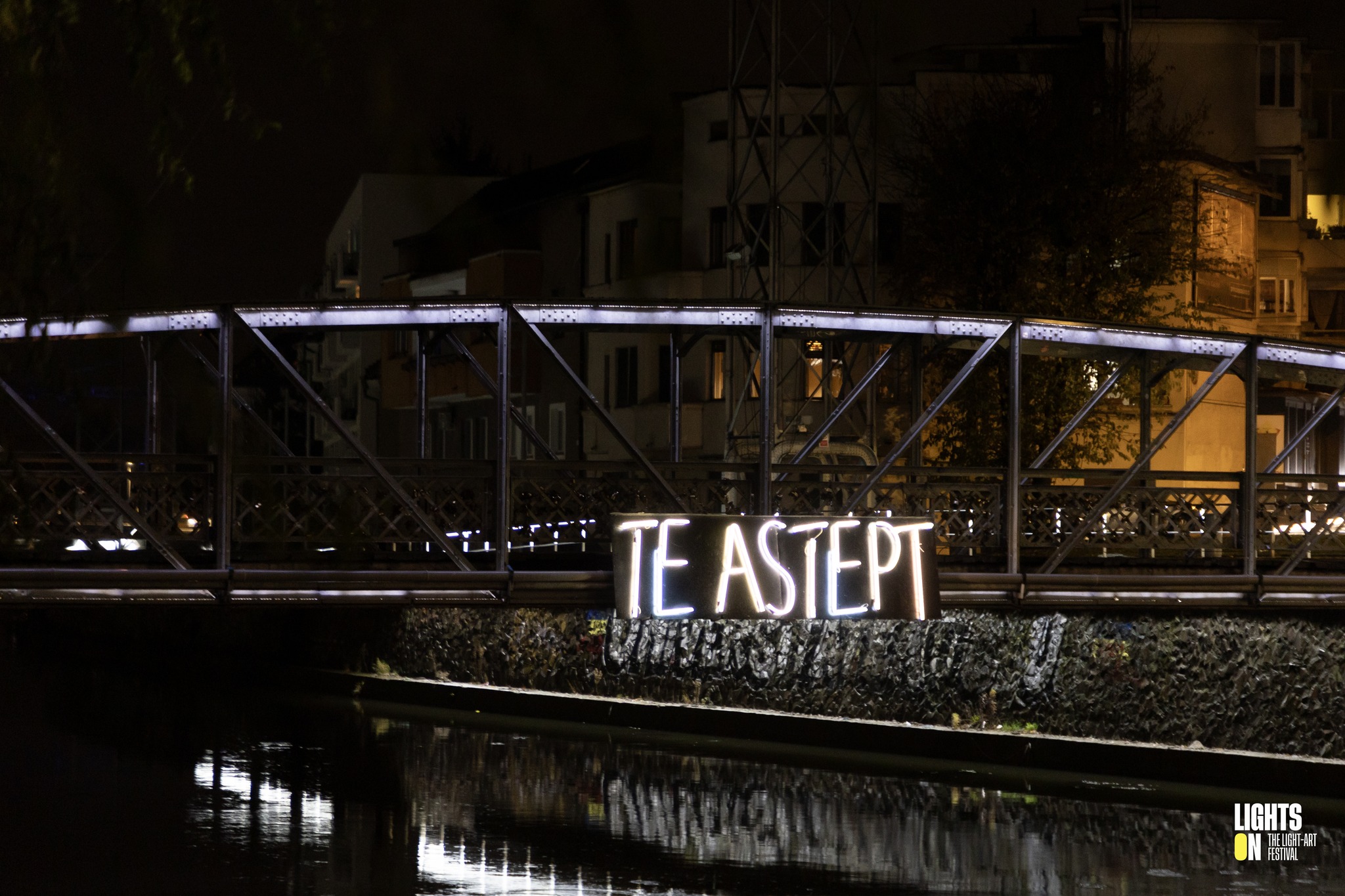 Instalația „Te aștept” luminează pe Podul Elisabeta din Cluj-Napoca. Foto: Lights On Romania/ Böjte Zalan