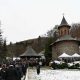 Mii de pelerini au luat parte, marţi, la Mănăstirea Prislop, la slujba de pomenire şi parastasul ce au fost organizate pentru a comemora 34 de ani de la moartea părintelui Arsenie Boca/ Foto: episcopiadevei.ro