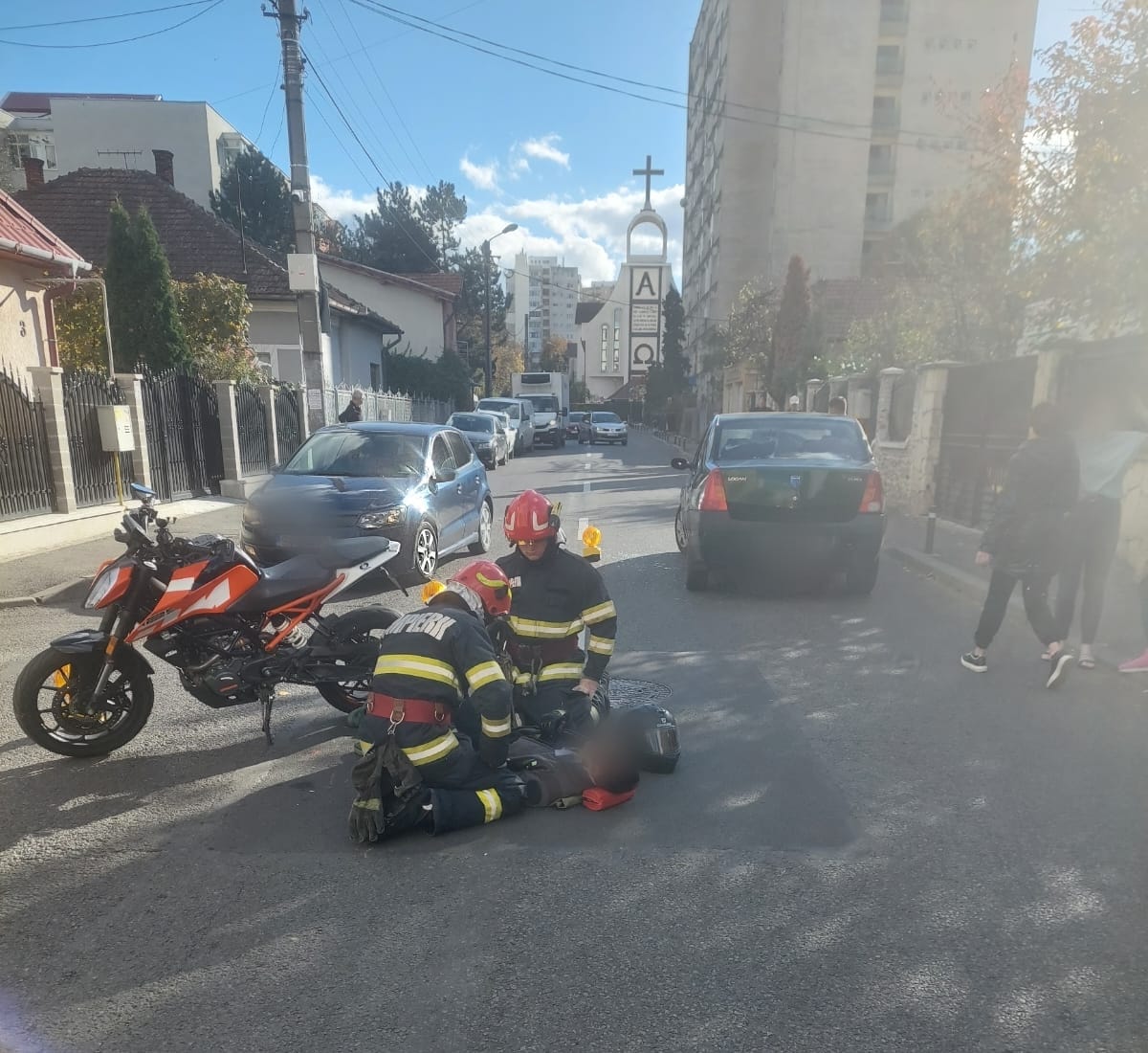 Motociclist rănit grav în urma unui accident în Cluj-Napoca! Tânărul a fost transportat de urgență la spital