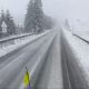 Circulaţia pe unele drumuri din Harghita se face în condiţii de iarnă, în urma ninsorilor care au căzut în judeţ, drumarii acţionând cu utilaje şi material antiderapant/ Foto: captură ecran video DRDP Brașov - Facebook