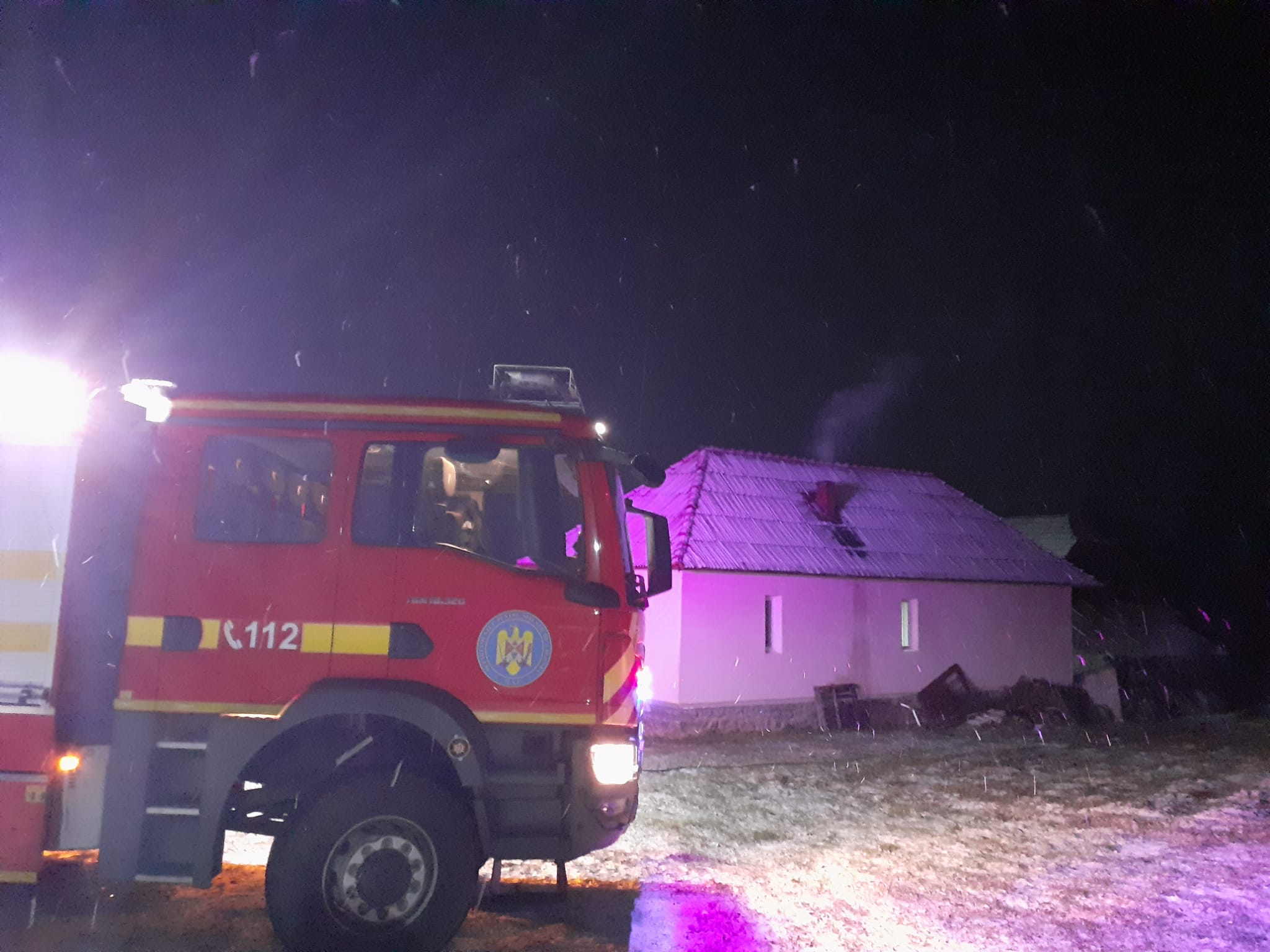 Odată cu frigul, vin şi PERICOLELE din propria casă! O locuință a luat foc într-o localitate clujeană noaptea trecută