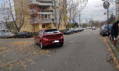 Mașină parcată în mijlocul drumului, la Cluj / Foto: Info Trafic Cluj-Napoca - Facebook