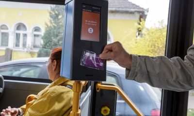 Pensionarii își pot face abonamente pentru autobuz pe anul viitor. FOTO: Facebook/ Emil Boc