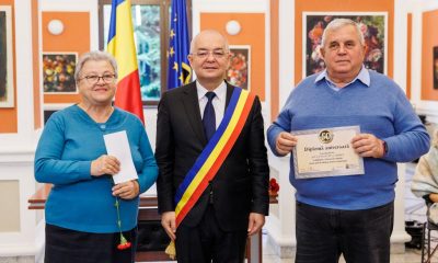 Primarul Clujului a premiat cuplurile care au sărbătorit 50 ani de căsătorie! Au primit diplome, flori, dar și bani