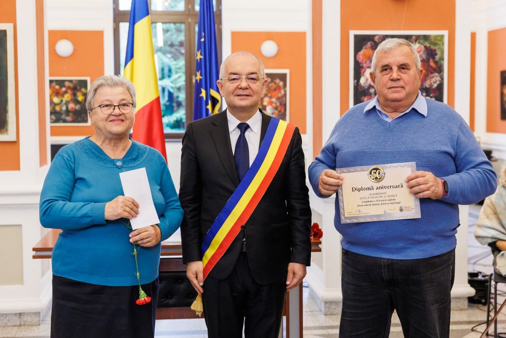 Primarul Clujului a premiat cuplurile care au sărbătorit 50 ani de căsătorie! Au primit diplome, flori, dar și bani
