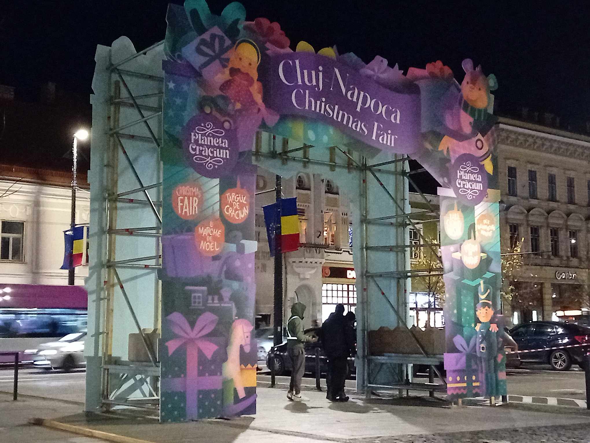 Reclamații: Târgul de Crăciun din Cluj nu are mesaj și în maghiară, la poarta principală - FOTO