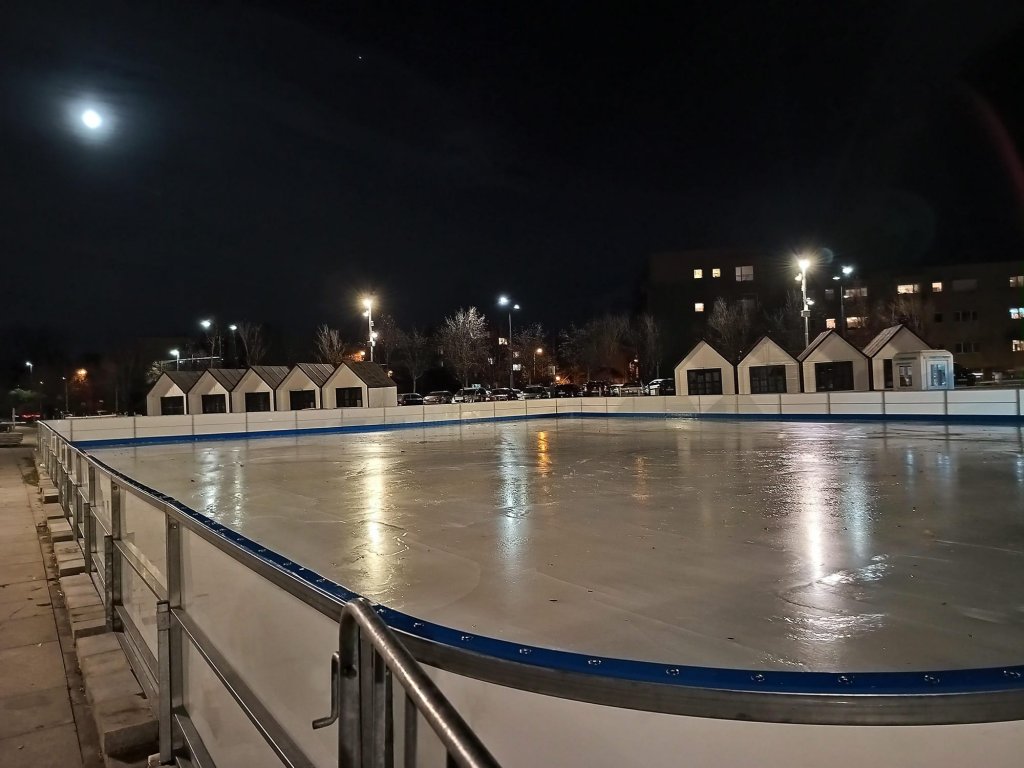 Scoateți patinele! Târgul de Iarnă de la Sala Sporturilor are gheața turnată