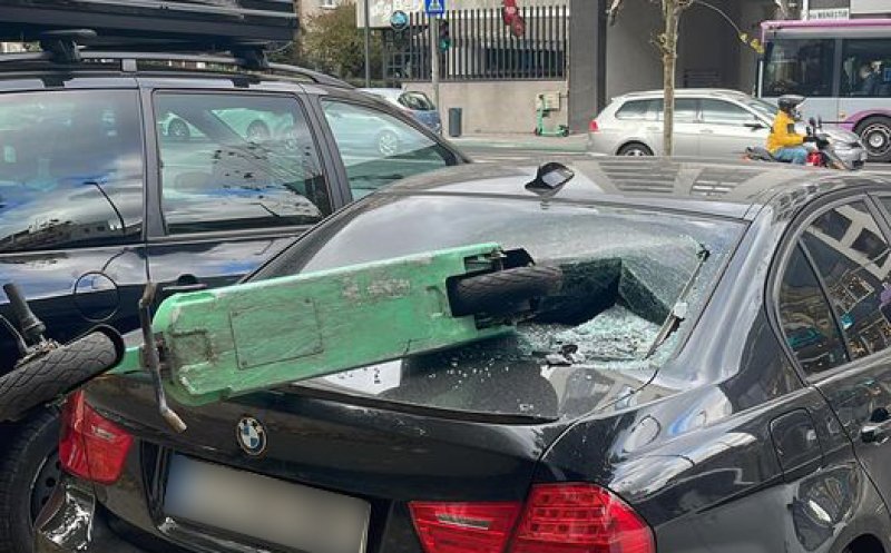 Tânărul care a spart luneta unei mașini cu o trotinetă în Cluj-Napoca, a fost reținut. A distrus și un apartament