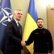 Jens Stoltenberg (stânga) împreună cu Volodimir Zelenski (dreapta) /FOTO: NATO Facebook.com