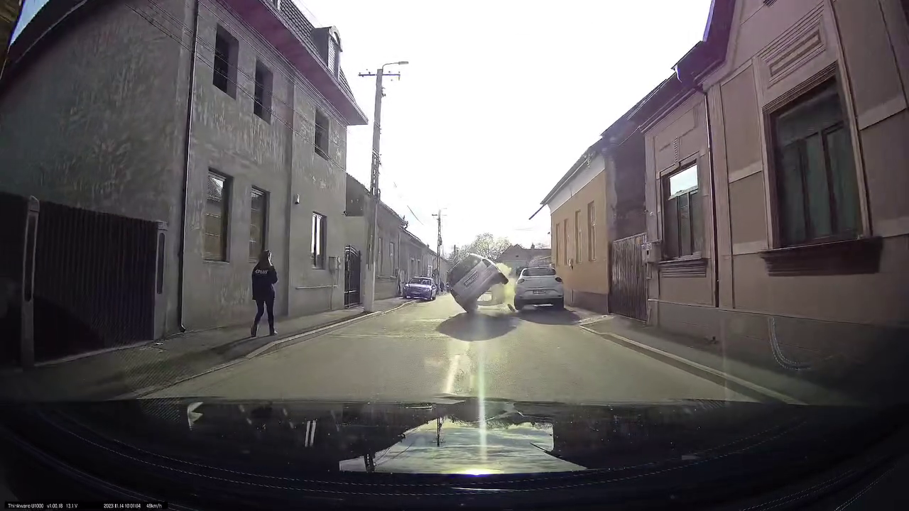 VIDEO - Cum s-a răsturnat o mașină pe un drum din Turda, cu trafic aproape zero! Neatenția la volan produce pagube
