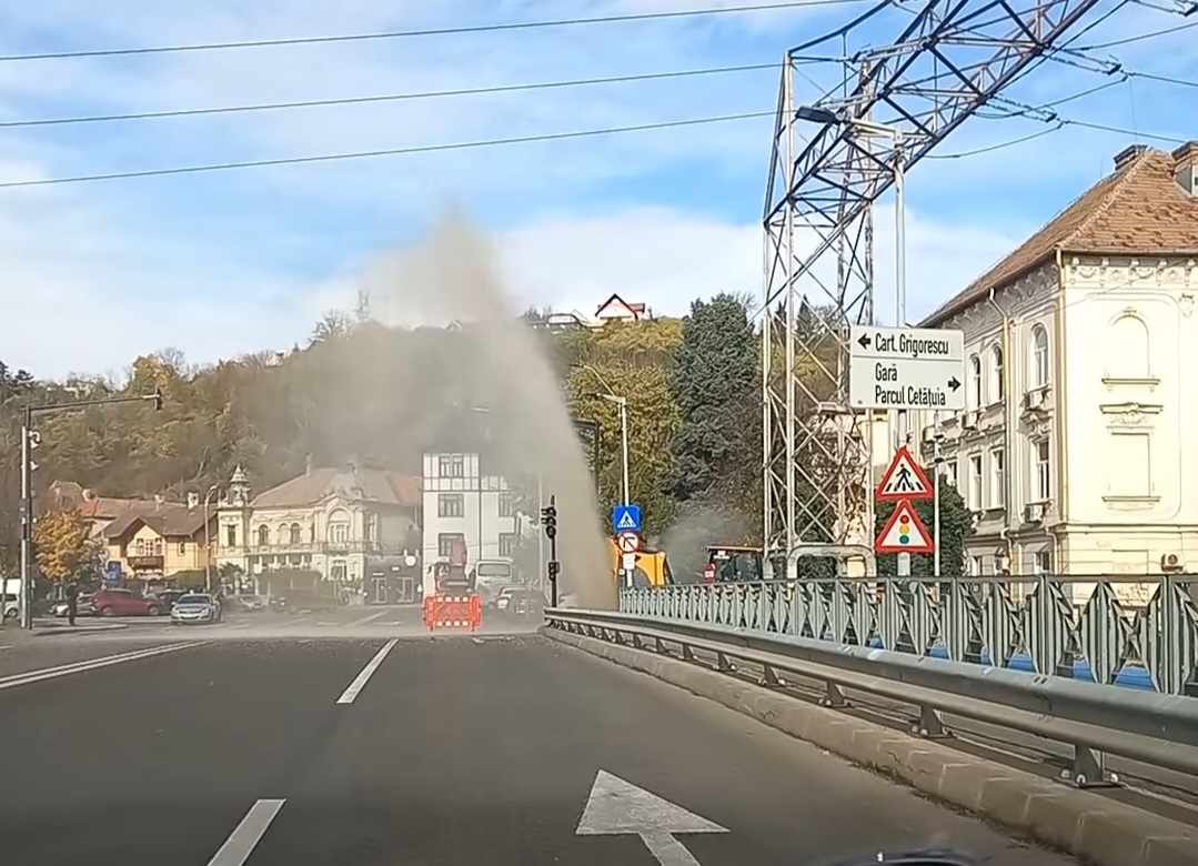 „Fântână arteziană” în mijlocul străzii, după ce o țeavă s-a spart lângă Hotel Napoca: „Dorele, ce ai făcut?” - VIDEO