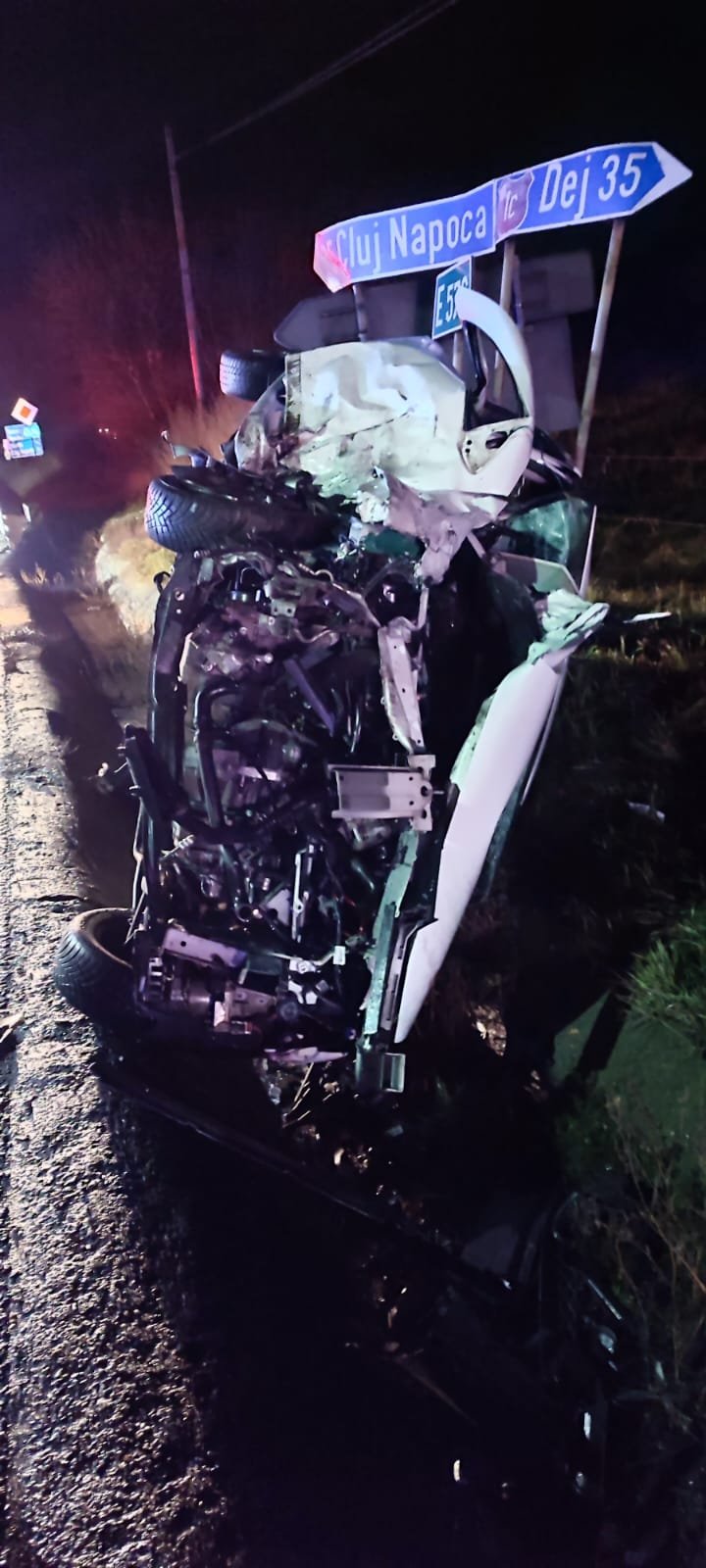 ACCIDENT pe șoseaua Gherla - Cluj-Napoca între un autoturism și o autoutilitară. Mașina, puternic avariată, a rămas răsturnată pe o parte