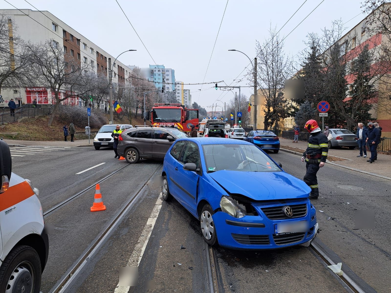 Accident cu două mașini pe strada Primăverii! Două persoane sunt consultate de echipajele SAJ