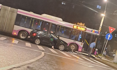 Accident la Podul Calvaria! Un șofer a intrat direct într-un autobuz - FOTO