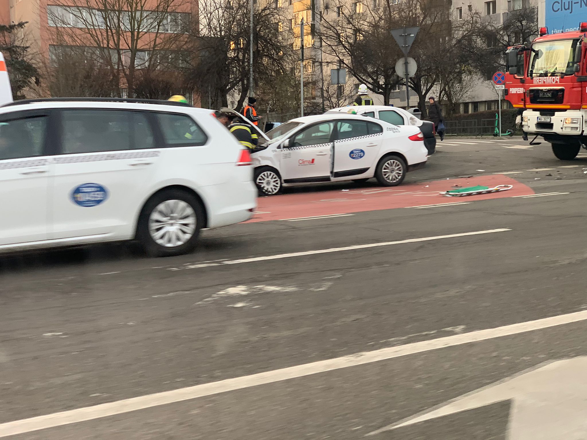 Accident pe Calea Florești! Tamponare între un taxi și alt autoturism: „Așa e când nu se acordă prioritate” - FOTO