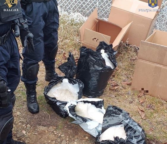 Un cetățean străin a fost prins în flagrant delict cu aproximativ 50 kg de substanțe psihoactive/Foto: IPJ Cluj