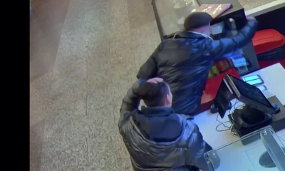 Cum încearcă doi tineri să fure produse dintr-un stand de la Iulius Mall - VIDEO