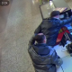 Cum încearcă doi tineri să fure produse dintr-un stand de la Iulius Mall - VIDEO