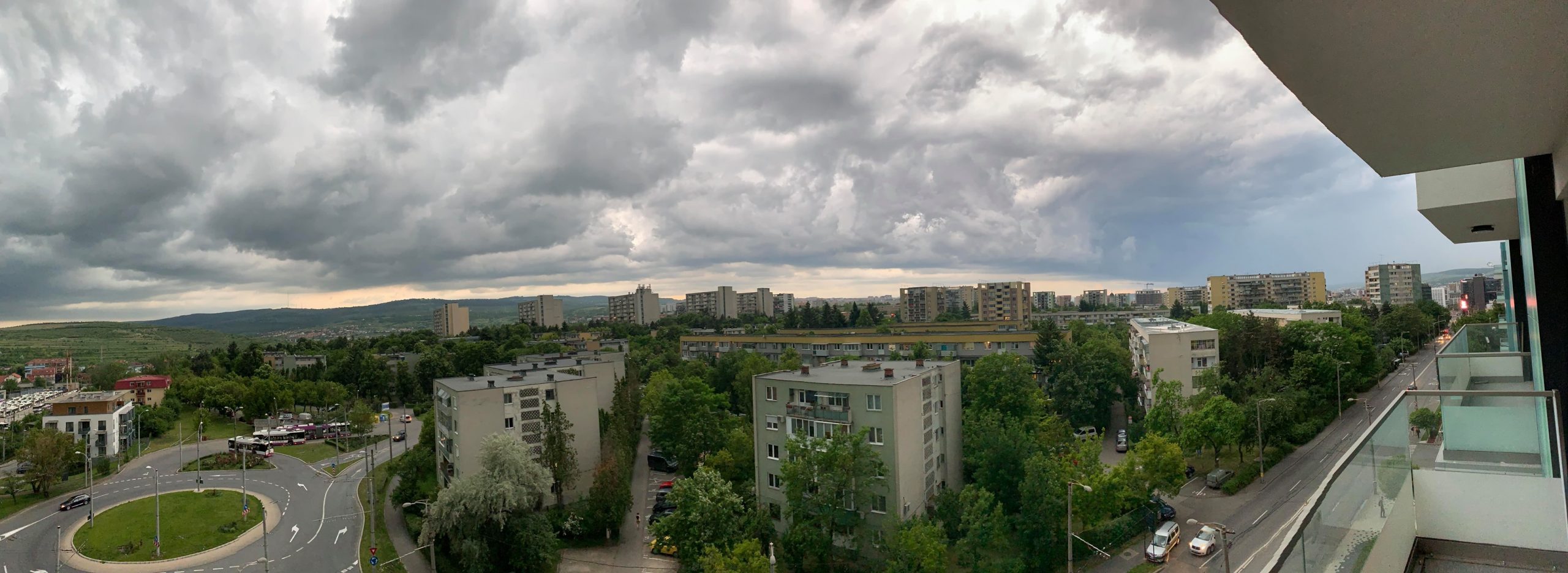 Dispute între vecini la un bloc din Gheorgheni: „Câțiva proprietari și-au izolat apartamentele, balcoanele se vor prăbuși primele”
