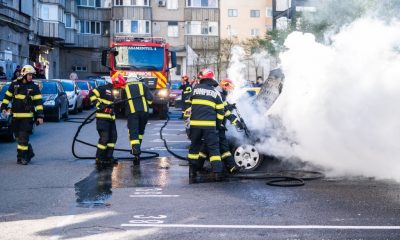 Două mașini au luat foc pe o stradă din Cluj-Napoca. Pompierii, intervenție de urgență