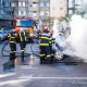 Două mașini au luat foc pe o stradă din Cluj-Napoca. Pompierii, intervenție de urgență