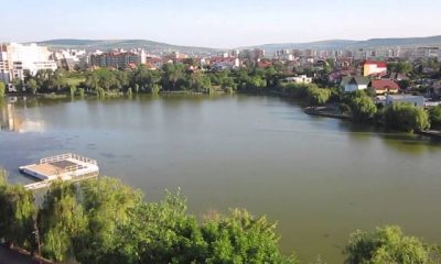 Iar e dezastru pe malul Lacului 3 din Gheorgheni! Clujean: „De ce Primăria a amplasat pubela de gunoi, dacă nu este golită niciodată?”
