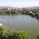 Iar e dezastru pe malul Lacului 3 din Gheorgheni! Clujean: „De ce Primăria a amplasat pubela de gunoi, dacă nu este golită niciodată?”
