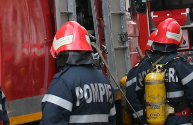 Incendiu Cluj: Foișor cuprins de flăcări în curtea unei case. Un bărbat, consultat de echipajul SMURD