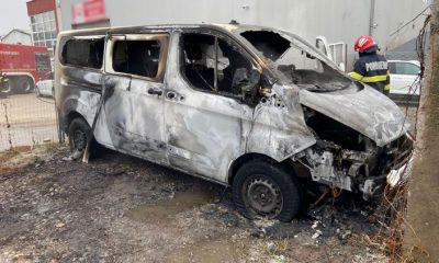 Microbuz distrus de flăcări într-o parcare privată din Cluj-Napoca / Foto: ISU Cluj