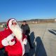 Moș Crăciun a aterizat pe Aeroportul Internațional Cluj. Copiii l-au așteptat cu poezii și colinde
