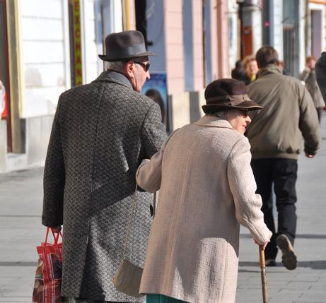 Persoane vârstnice pe stradă/Foto: monitorulcj.ro