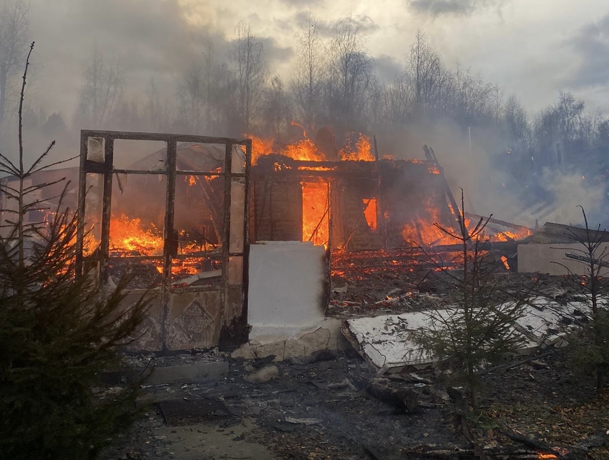 O casă a luat foc la Dealul Negru. Locuința s-a făcut scrum - FOTO