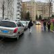 Pietonii au ajuns pe carosabil din cauza mașinilor parcate pe trotuar/ Foto: monitorulcj.ro