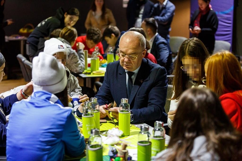 Primarul Boc, activități alături de cei mici: „Copiii imaginează viitorul orașului”