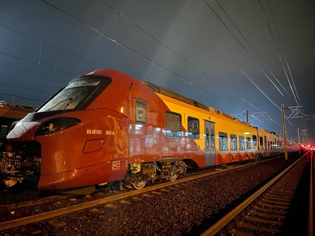 Primul tren nou cumpărat de România în ultimii 30 de ani, care trece şi prin Cluj-Napoca, a ajuns în ţară