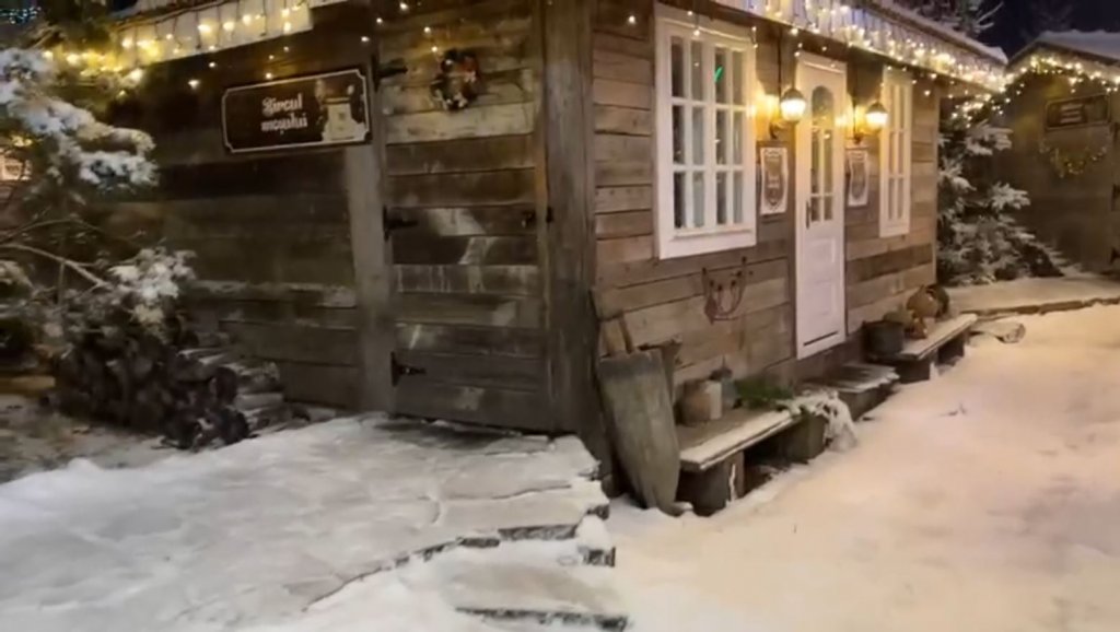 Satul din România în care îl găsești pe Moș Crăciun. E la fel ca cel din Laponia, cu Căsuța Spiridușilor, Poșta, Atelierul de Jucării și Casa Moșului