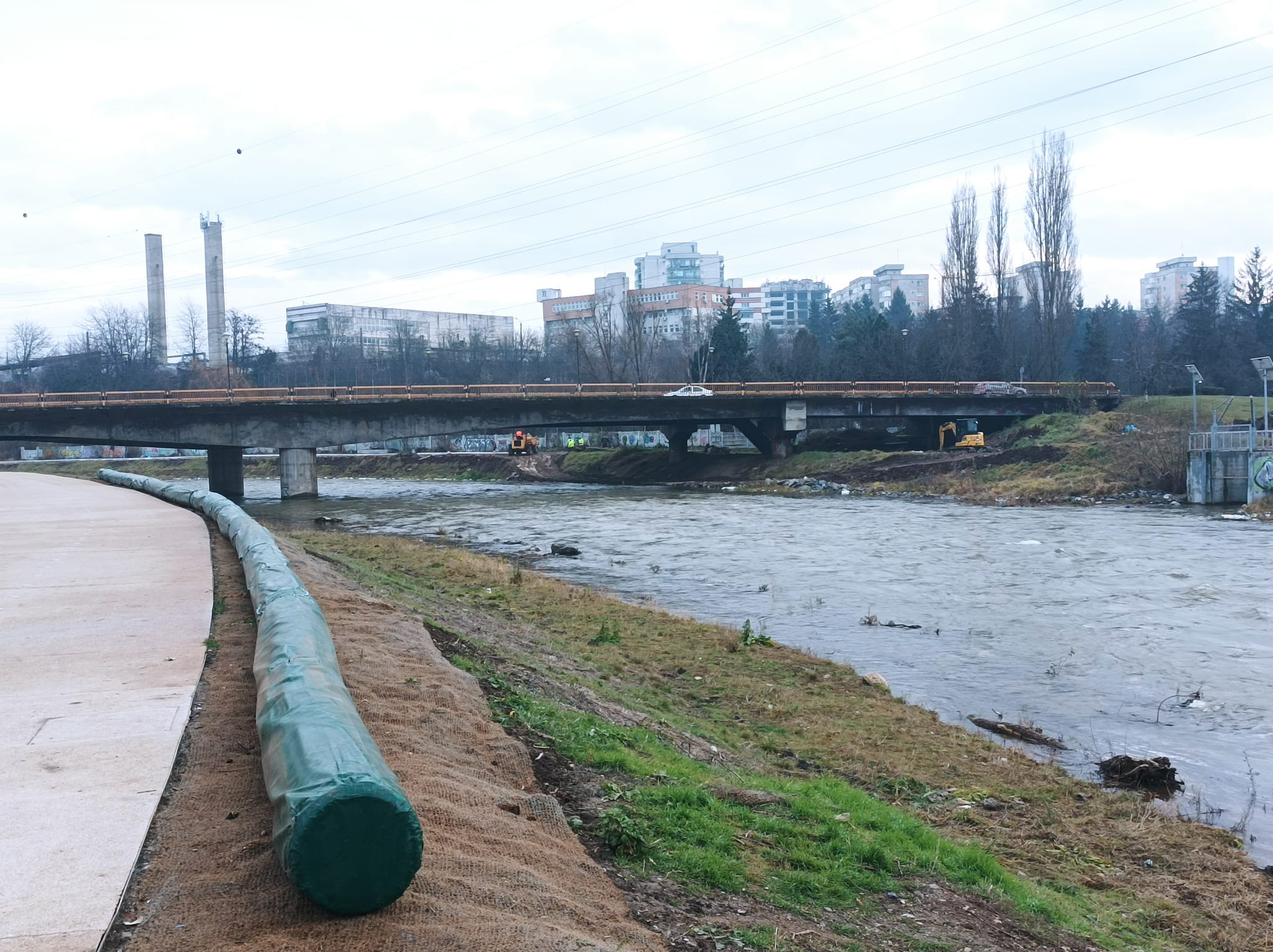 Se repune barajul pentru deșeuri plutitoare pe Someș: „S-a pus și în vară, dar un buștean l-a rupt”